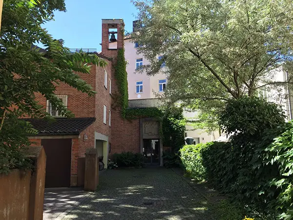 Kirche mit Innenhof